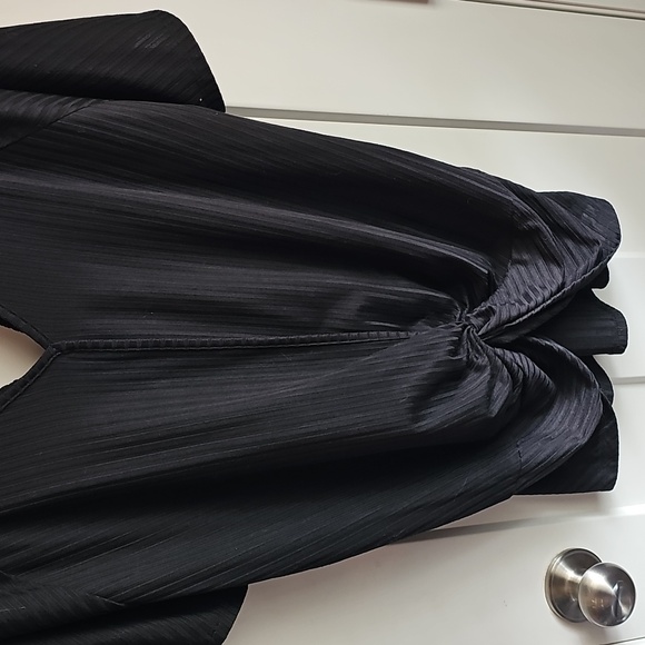 Daytrip Womens nwots Large striped gorgeous black blouse. Sexy Deep Vneck - Picture 4 of 7